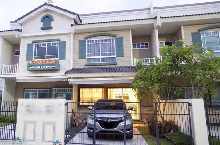 House with Shared Pool in Bangnatrad